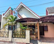 Indonesia Yogyakarta Province Seturan vacation rental compare prices direct by owner 27975543