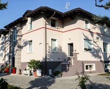 Italy Lombardy Ferno vacation rental compare prices direct by owner 13904374