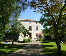 France Nouvelle-Aquitaine Mirebeau vacation rental compare prices direct by owner 26803345