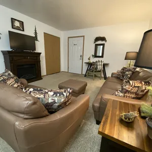 2 bedroom, 1 bath quiet lodge close to town with forest views!