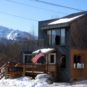 The Attic-  Second Floor Apartment, Private Deck With A View, Downtown