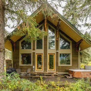 Cabin w/ private hot tub, gourmet kitchen, handcrafted wood details, near skiing