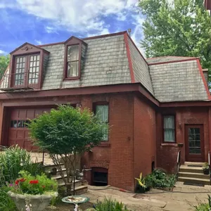 Vineyard Mansion - Carriage House - 1 Queen 1 Full Bed