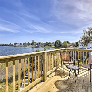 Waterside Portsmouth Home w/Deck, 11 Mi to Newport