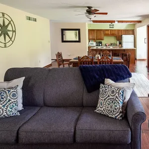 Rock Creek Loft Guest House neighboring Lake Perry
