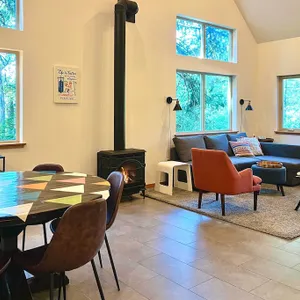 Modern Leavenworth Cabin w/ Hot Tub, Games & More!