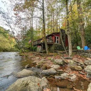 River Haus - Adorable riverfront cabin right on the Chattahoochee minutes from