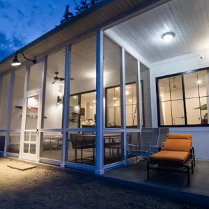 WOW-modern NEW house on Lake Shafer: Hot tub, beach, firepit, playground, games!