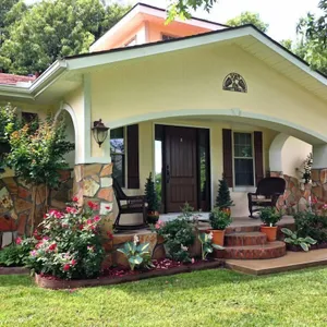 Tranquil Countryside Bungalow: A Blissful Retreat in Town Minutes From UofA!