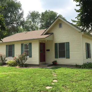 Cozy Cottage, Fully Furnished, Quiet Downtown Neighborhood