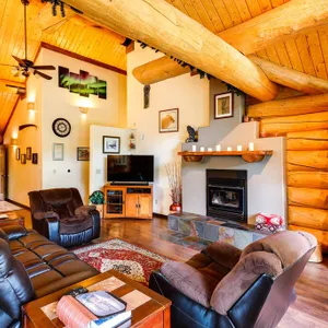 Riverside Log Cabin: On-Site Aurora Viewing!