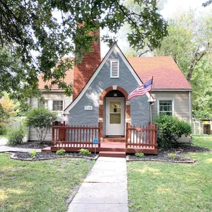 The Ginger Bread House~Central Location~King Beds~Charming