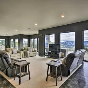 Luxury Home w/Views - 5 Min to Columbia River