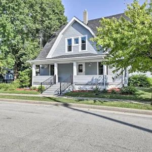 The Junction: Victorian Home in Quaint Fortville!