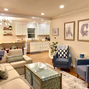 *EXTRA CLEAN*Renovated 2019 + Brand New Furniture! Open Plan & Short Walk to ND!