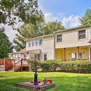 Remodeled Historic Farmhouse ~20 Mi to KC!