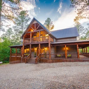 Shooting Star: Sleeps 14 + Loft Game Room, Pet Friendly with Doggy Nook