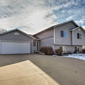 Suburban Gem w/Yard+Deck 5Mi from Dtwn Rochester!
