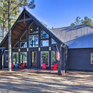 ‘Midnight at the Oasis’ Cabin: Hot Tub & Fire Pit!