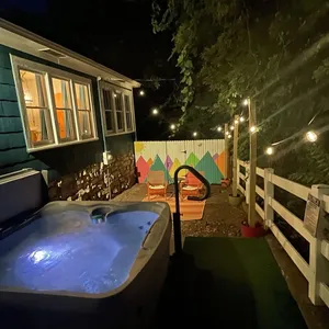 The Bluebird Cottage Style Cabin with Hot Tub