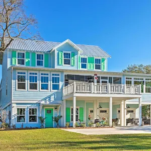Harbor Oaks Haven: Walk to Front Beach & Downtown!