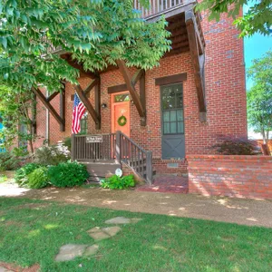 Carlton Landing! Beautiful Townhouse just steps away from the water front.
