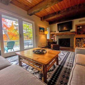 R22 Upscale rustic Bretton Woods condo in unbeatable Ski-In Ski- Outlocation....