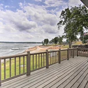 Updated Lakefront Cottage: Walk to Boat Ramp!