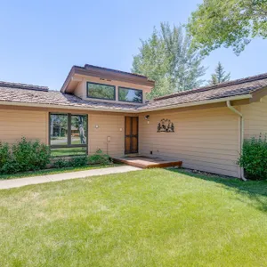 Spacious home with deck, washer/dryer, mountain views & high-speed WiFi
