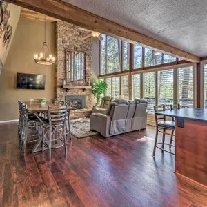 Grand Ruidoso Hideaway w/ Game Room & Hot Tub!