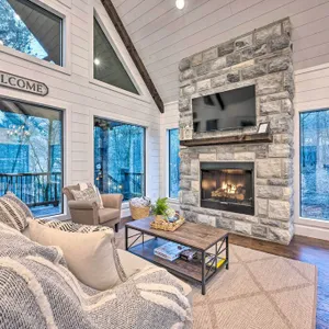 Modern Cabin w/ Hot Tub: 1 Mi from Hochatown!