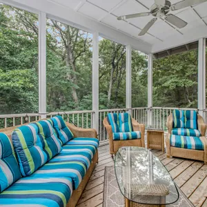 Townhouse with Screened Porch, Fireplace & Pool/Lakefront Cabana