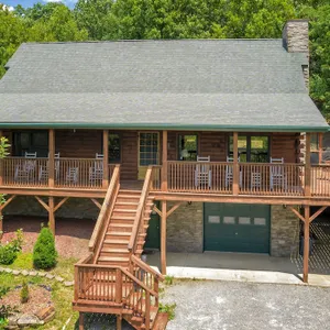 Amazing Log Home near Wineries, Fishing and Hiking