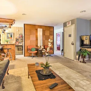 Artsy Getaway ~ 8 Miles to Downtown Kansas City!