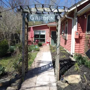 Betty Lou's Garden Guest Suite