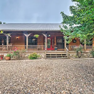 Cabin w/ Hot Tub: 4 Mi to Broken Bow Lake!
