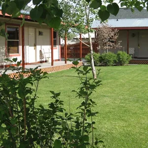 600 Sqft Extended-Stay Cabin sleeps 4, adjacent to beautiful Pine Creek