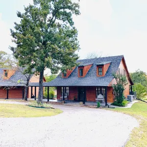 Charming EdgeWater Escape, private pool near Arbuckle Lake