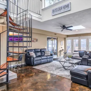 Just Like Home #8-OKC; Swimming, Billiards & Spacious. Close to Lake Hefner, etc
