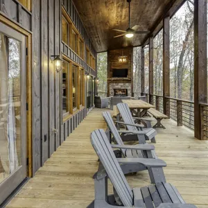 Luxe Modern Chalet - Hot Tub, Wi-Fi, Fire Pit, Daybed, Game Room - Mins to BR!