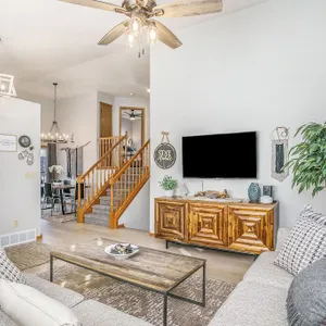 City Lodge -Beautiful 10 Person Home Near the Mall