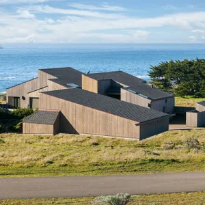 Luxe Designer Oceanfront, Courtyard, Dog-Friendly