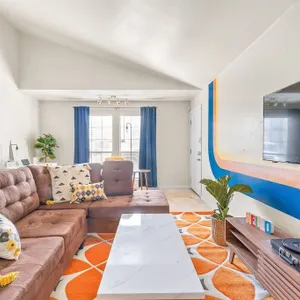 Dallas Retro House | KING Bed & Backyard