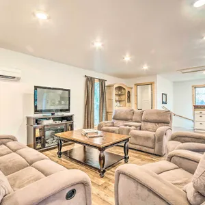 Spacious Apt Overlooking AR River: Near Dtwn!