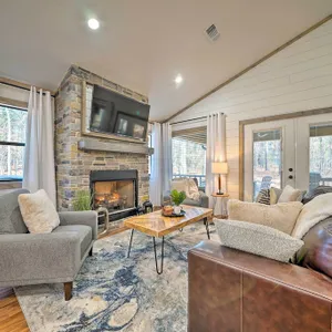 Chic Woodlands Escape w/ Hot Tub & Fire Pit!