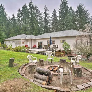 Woodinville Home w/ Furnished Deck & Fire Pit