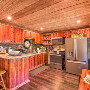 Quiet, Historic Manor: Located in Ghost Town!