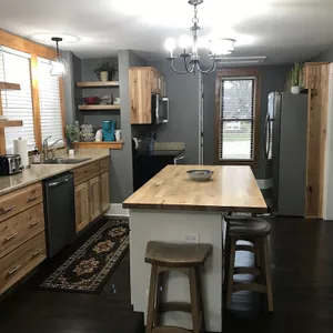 Pet Friendly cute, clean home in proximity to Fort Wayne and major highways
