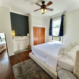 Behind Frenchmen St, 1 block to French Quarter Marigny Spacious King Bed Condo