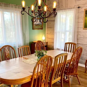 Homey Cottage- Close to Attractions- 3 bedrooms- Sleeps 11-13